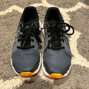 Like new! Boys size 3.5Y Under Armour tennis shoes